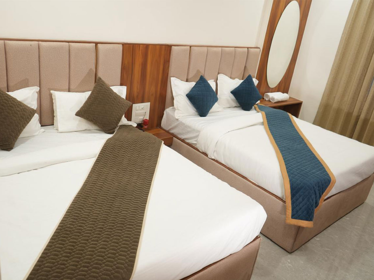 Hotel-Divine Inn