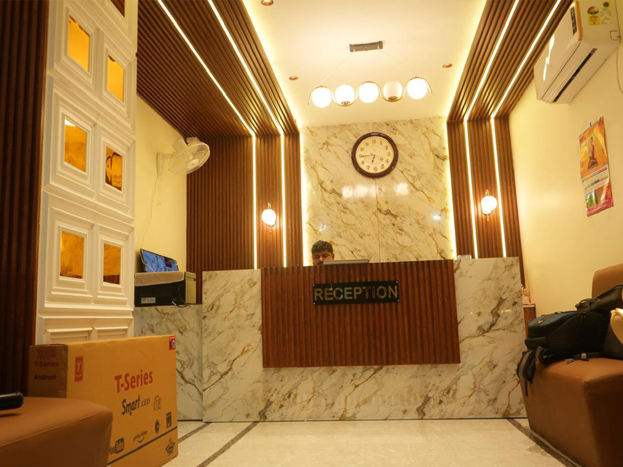 Hotel-Divine Inn