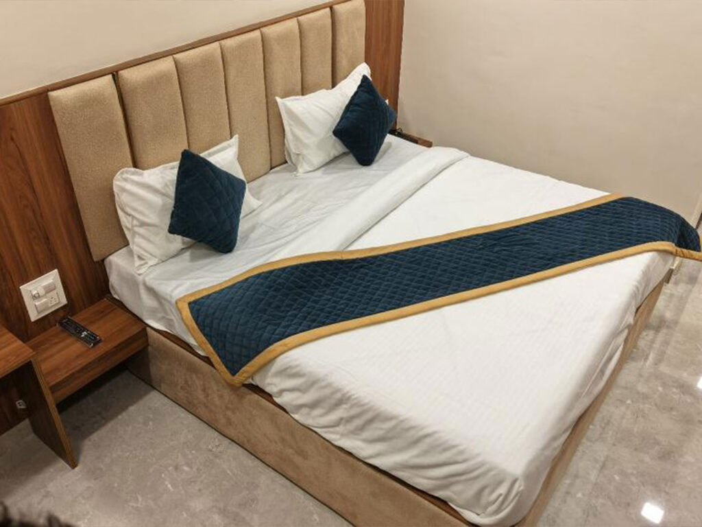 Hotel-Divine Inn