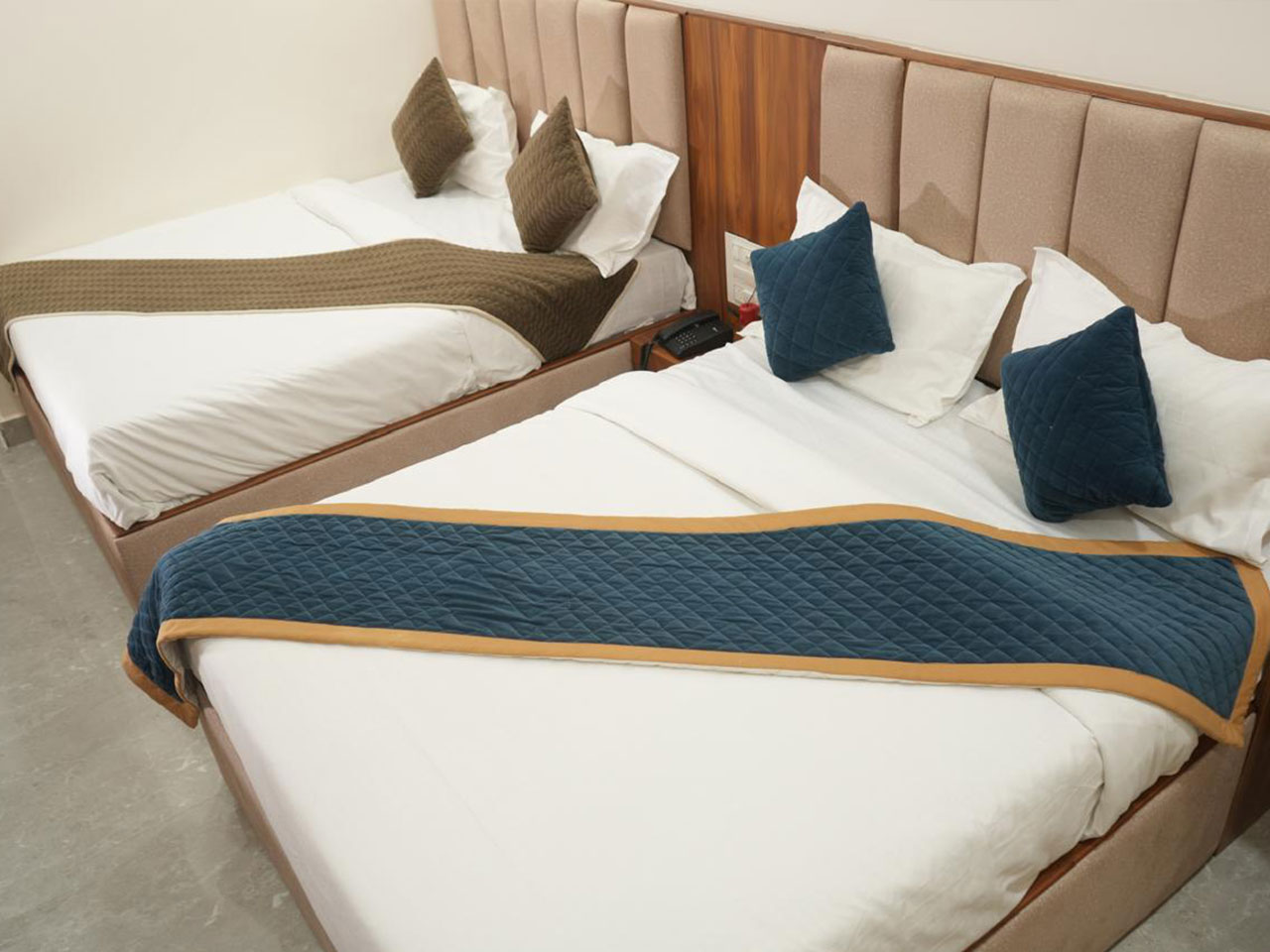Hotel-Divine Inn